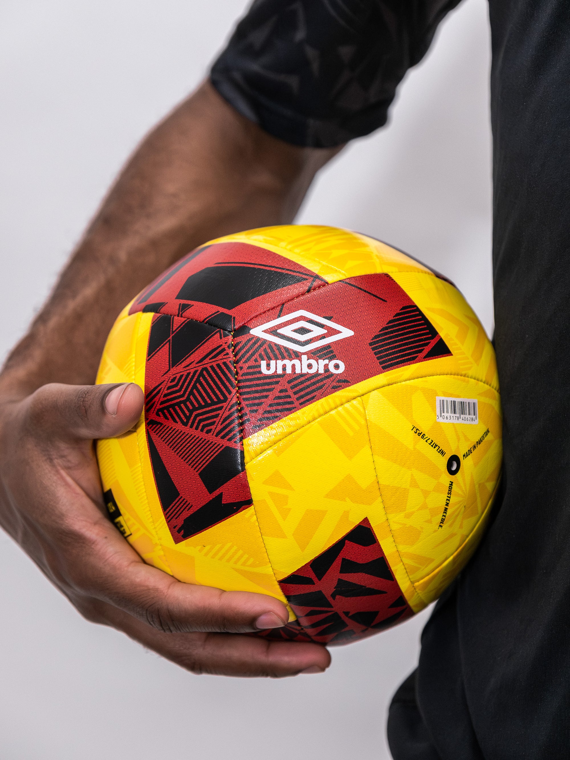 UMBRO Futsal Swerve Ball - Size 4